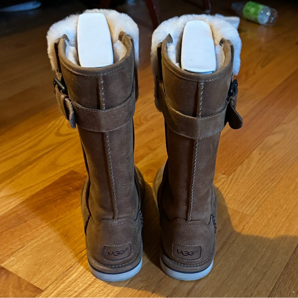 Ugg boots only worn twice, great condition.